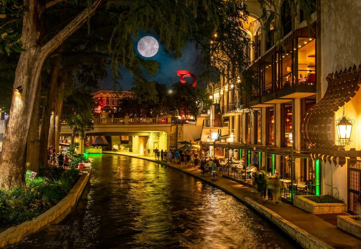 San Antonio de noche